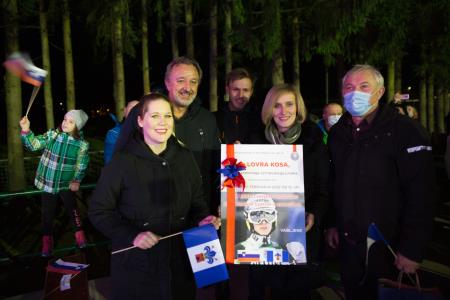 Družina Lovra Kosa z županom dr. Milanom Balažicem in njegovo partnerko dr. Nino Krajnik